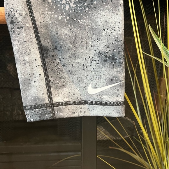 Nike Pro Capri Leggings - Picture 4 of 6